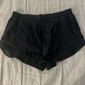 Lululemon lined 2.5 inch hotty hot black short